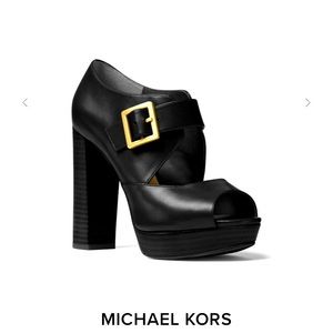 MICHAEL KORS ELENI PLATFORM SANDAL Women’s size 10 pre-owned in great condition